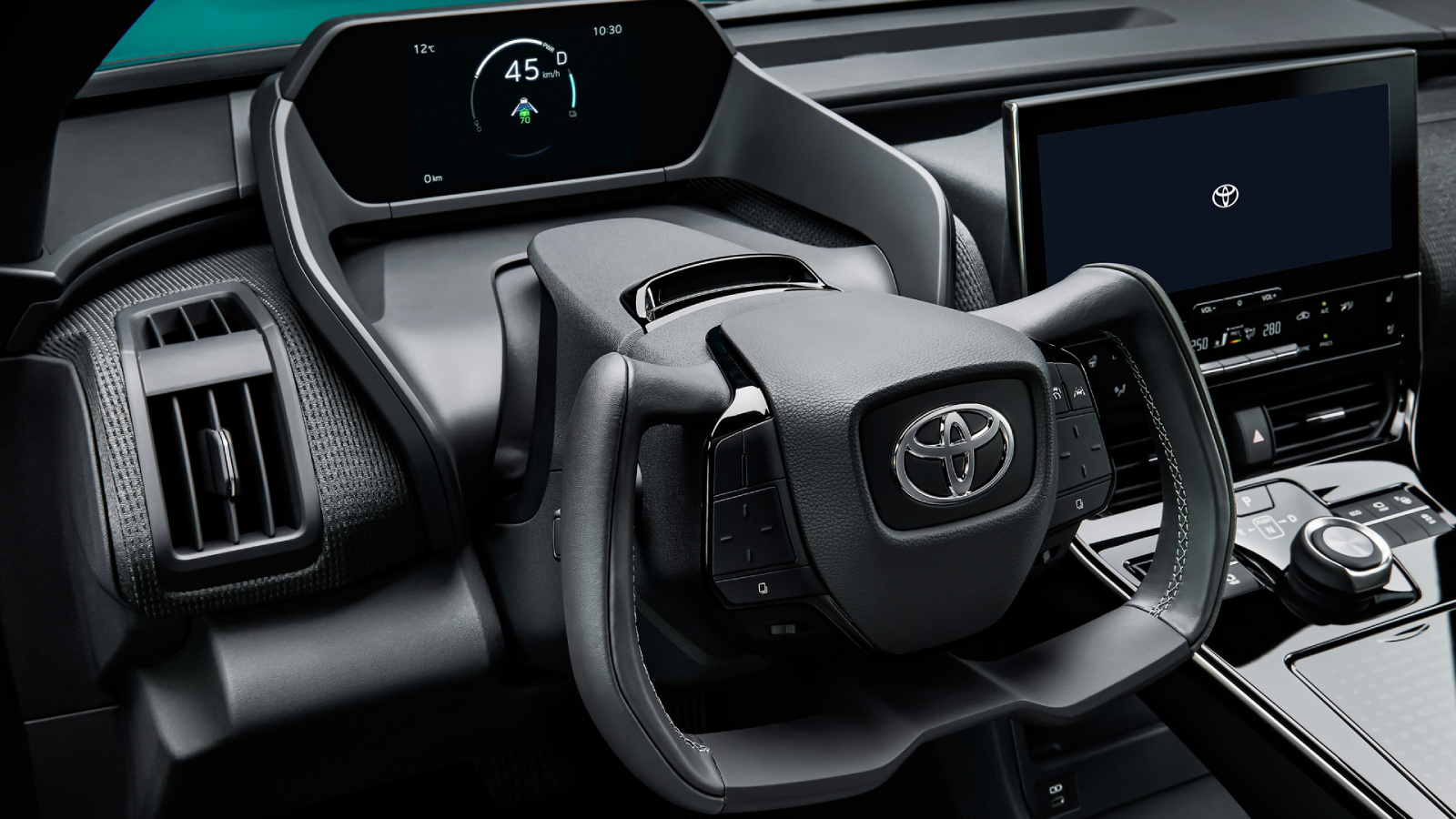 Toyota bZ4x: Με επαναστατικό τιμόνι και ηλιακό πάνελ